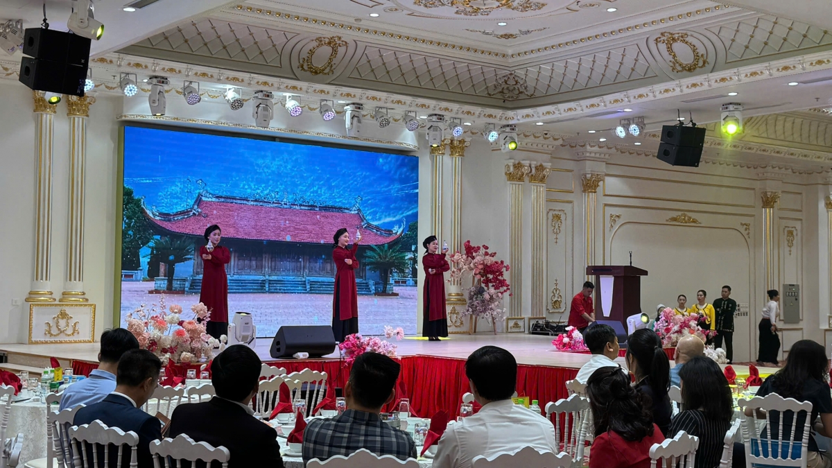 Giới thiệu di sản Hát Xoan tới các doanh nghiệp du lịch. Ảnh: Thúy Hà