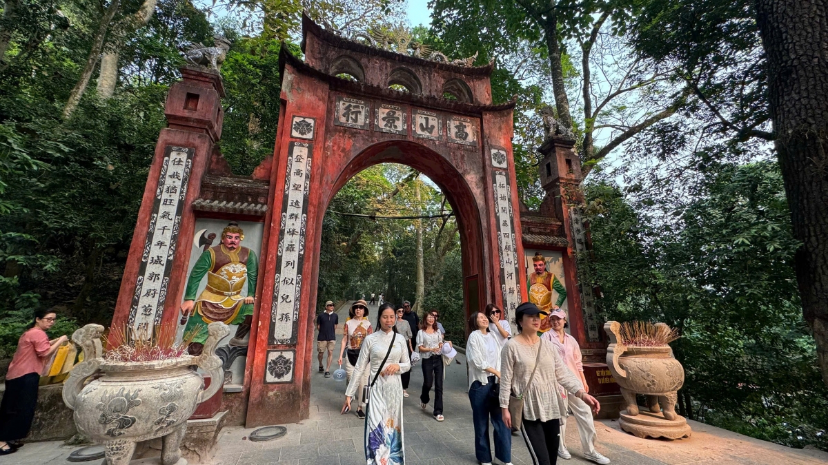 Đoàn lữ hành quốc tế thăm Khu di tích lịch sử Đền Hùng. Ảnh: Thúy Hà