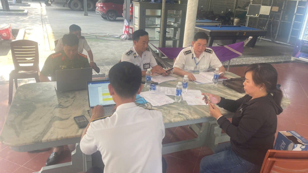 Đoàn kiểm tra liên ngành làm việc với chủ cơ sở 