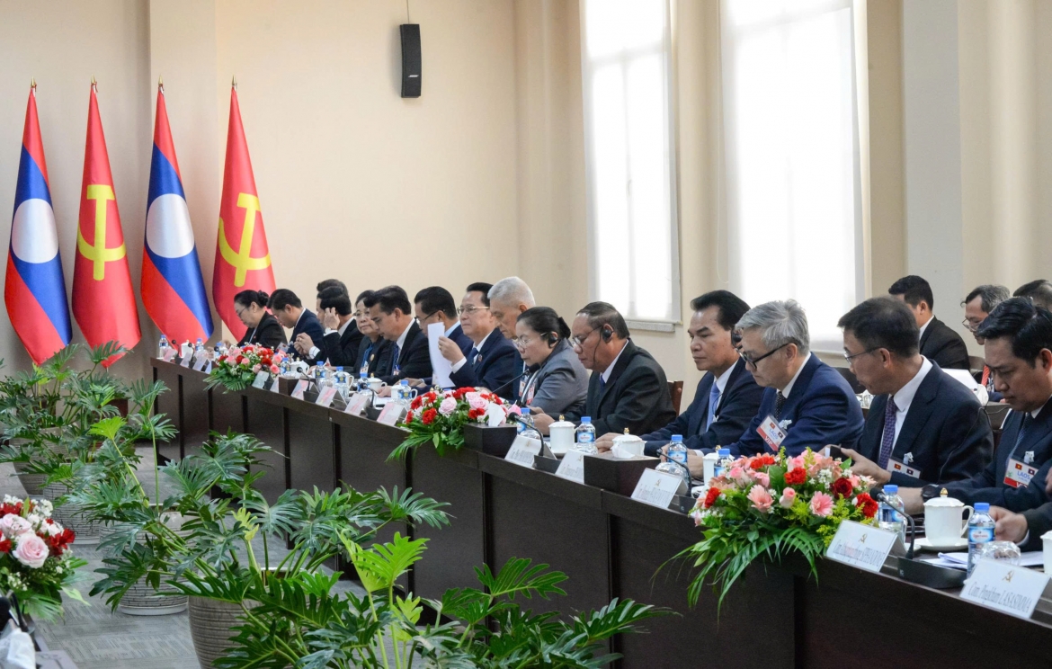 Các đại biểu dự cuộc hội đàm.