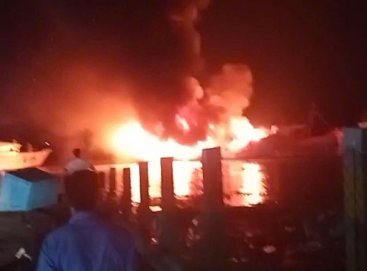 Hiện trường vụ cháy tàu cá tại cảng Quần Vinh. Ảnh cắt từ clip