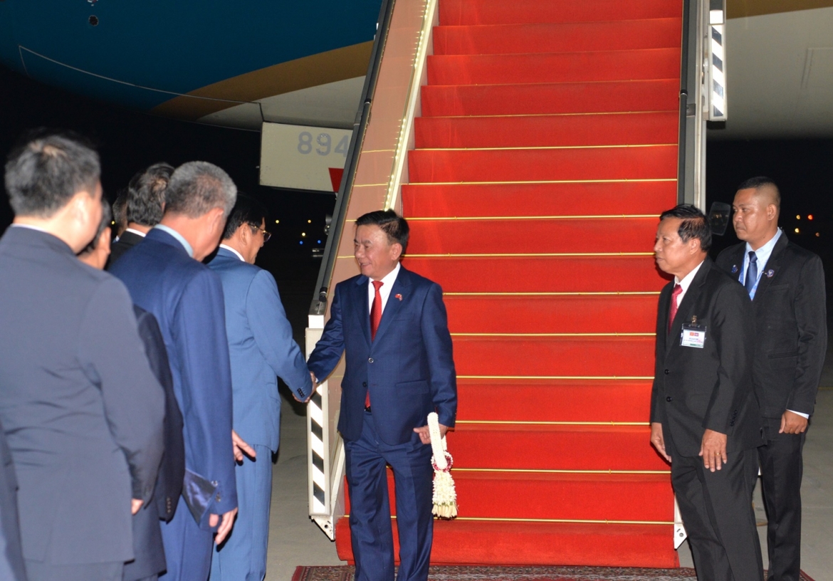 Thường trực Ban Bí thư Trần Cẩm Tú cùng đoàn đại biểu cấp cao nước ta đã tới sân bay quốc tế Techo ở thủ đô Phnom Penh.