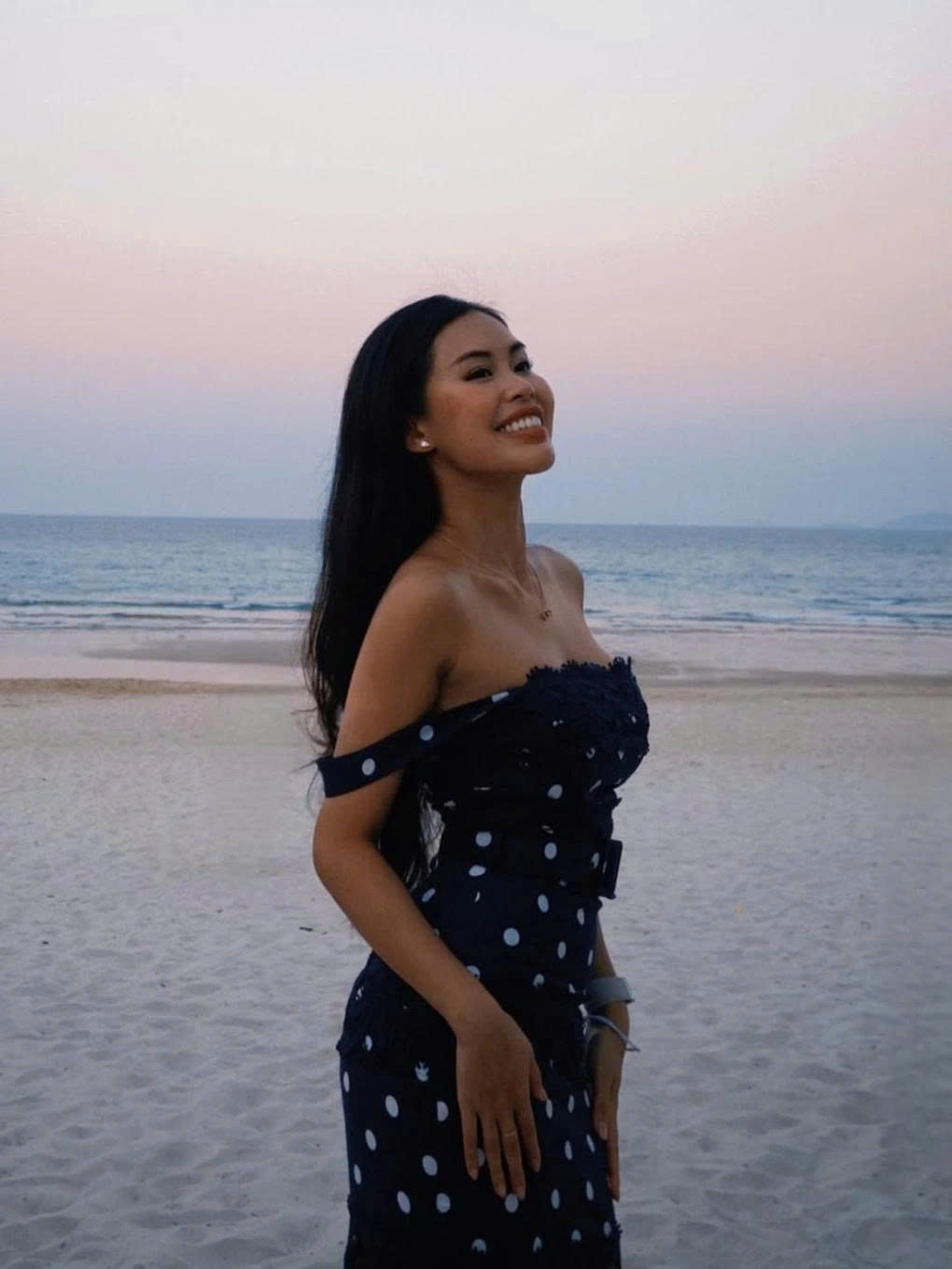 Tiên Nguyễn khoe vóc dáng đồng hồ cát với thiết kế trễ vai trong chuyến team building cùng nhân viên.