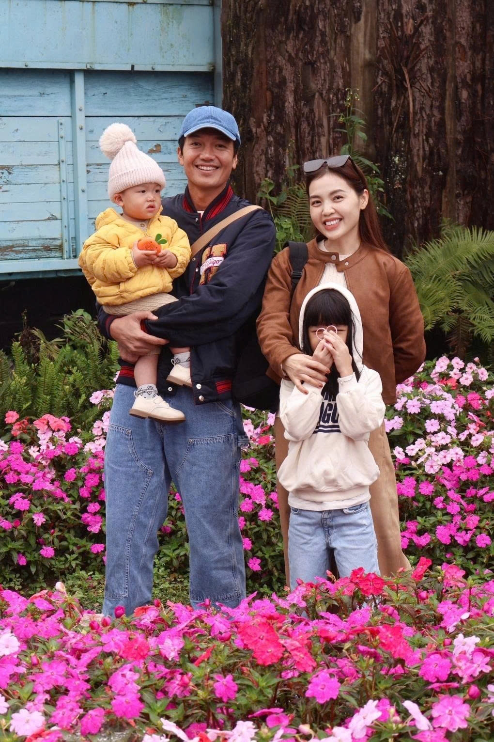 Vợ chồng Quang Tuấn - Linh Phi đưa hai con đi du lịch Đà Lạt.