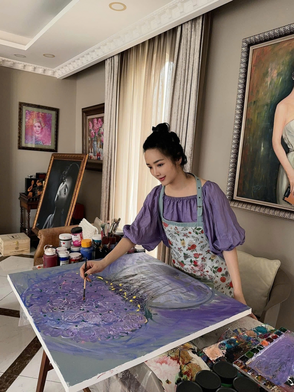 Hoa hậu Giáng My dành hàng giờ cho sở thích hội họa.