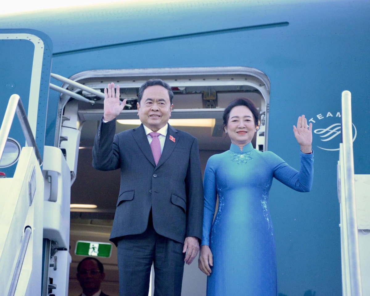 Sáng 11/4, (theo giờ địa phương), Chủ tịch Quốc hội Trần Thanh Mẫn và Phu nhân đã đến sân bay Ciampino, Rome.