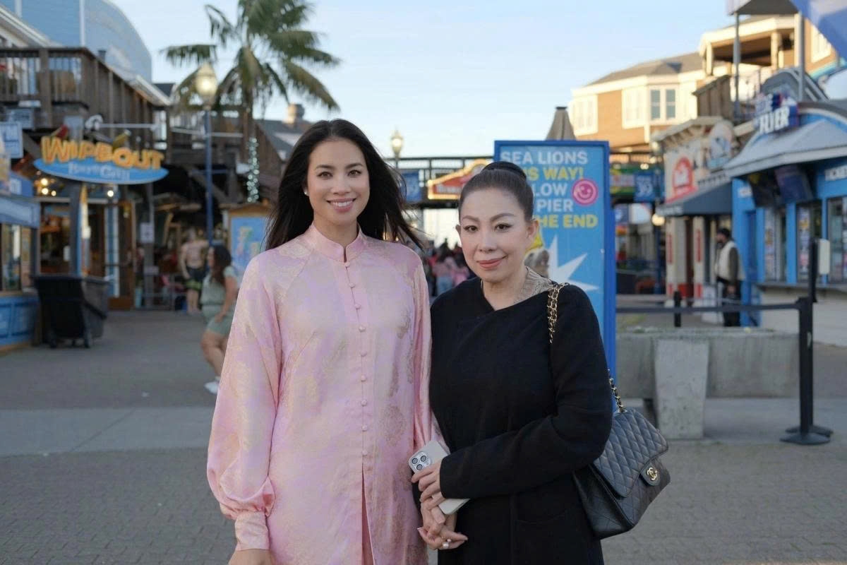 Nhân chuyến du lịch Mỹ, NTK Linh San hội ngộ hoa hậu Phạm Hương tại San Francisco, bang California.