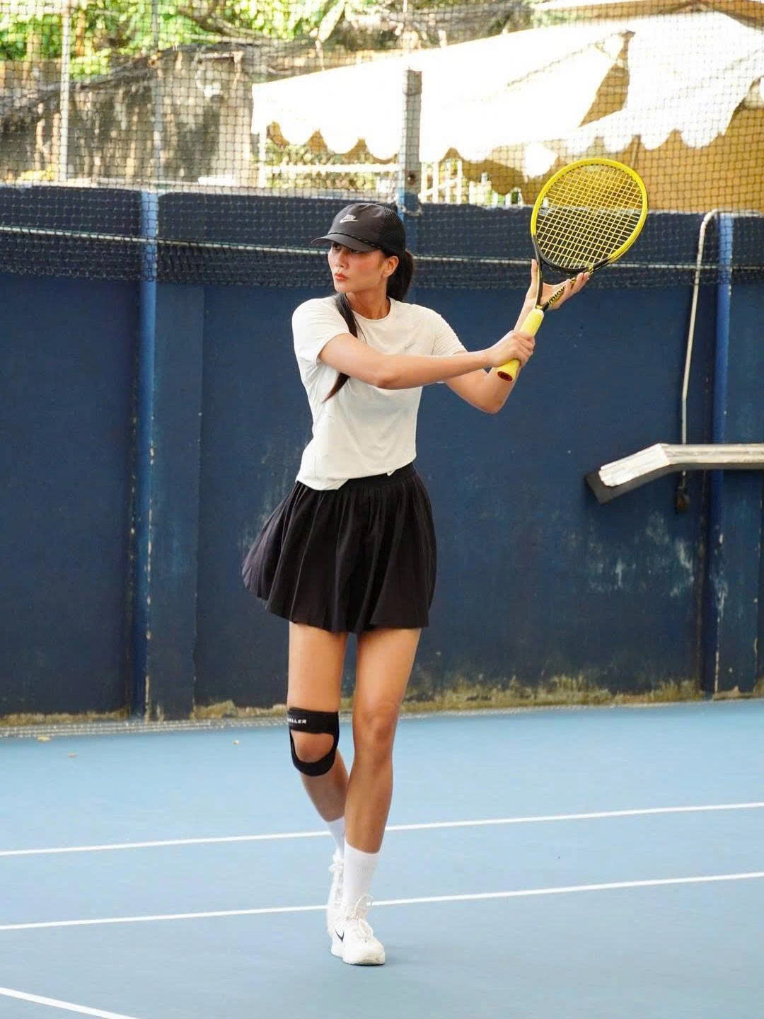 Bà mẹ một con H'Hen Niê tôn vóc dáng săn chắc trên sân tennis.