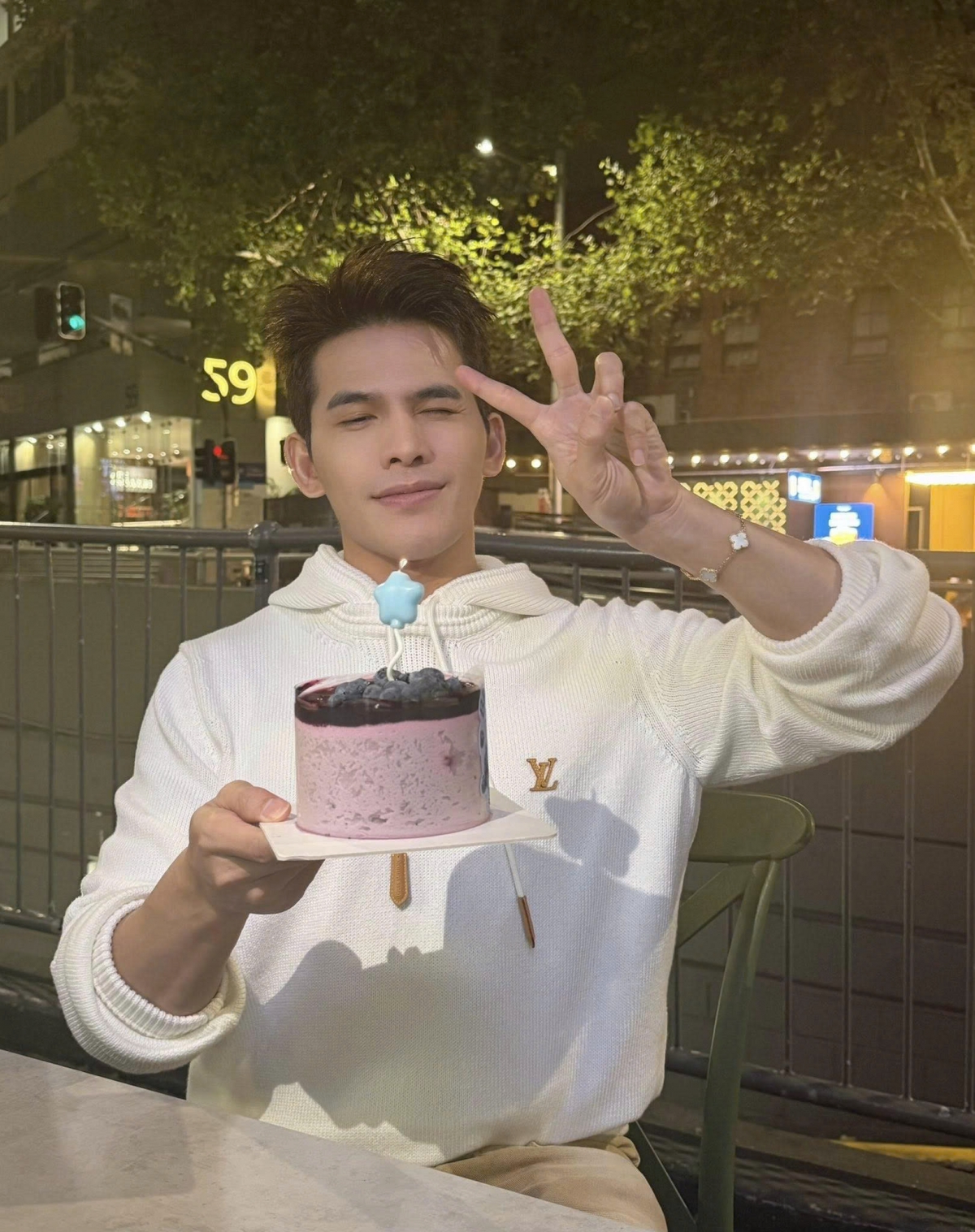 Ca sĩ Quốc Thiên được mừng sinh nhật ở Australia.