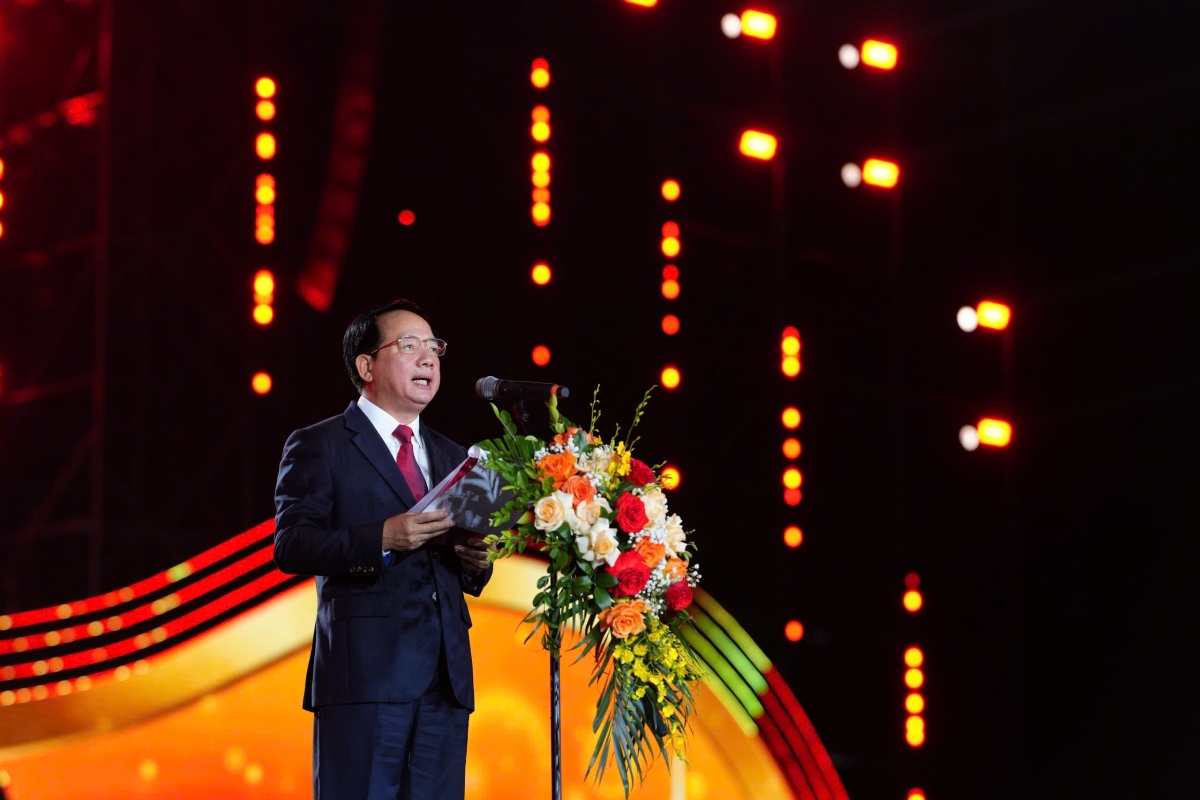 Phát biểu chỉ đạo tại lễ khai mạc, ông Trịnh Văn Quyết, Ủy viên Bộ Chính trị, Bí thư Trung ương Đảng, Trưởng Ban Tuyên giáo và Dân vận Trung ương nhấn mạnh: “Liên hoan Phát thanh toàn quốc lần thứ XVII là sự kiện có ý nghĩa chính trị, xã hội và văn hóa sâu sắc, góp phần thiết thực chào mừng thành công Đại hội đại biểu toàn quốc lần thứ XIV của Đảng, bầu cử Quốc hội khóa XVI và Hội đồng nhân dân các cấp nhiệm kỳ 2026-2031, cùng nhiều sự kiện trọng đại của đất nước. Trải qua các giai đoạn lịch sử, “Tiếng nói Việt Nam” đã vang lên như biểu tượng thiêng liêng của độc lập dân tộc, mở ra dòng chảy thông tin cách mạng bền bỉ, kiên cường, là phương tiện tuyên truyền sắc bén, cầu nối tin cậy giữa Đảng, Nhà nước và Nhân dân".