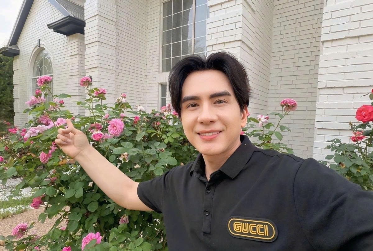 Ca sĩ Đan Trường cho biết những khóm hồng bụi và hồng leo đủ màu sắc nở rộ trong khu vườn của anh ở bang Texas (Mỹ) tạo khung cảnh lãng mạn.