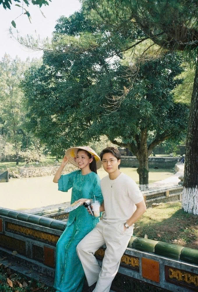 Tăng Duy Tân đăng ảnh đưa Bích Phương du lịch ở Huế - nơi anh từng có thời gian học tập, tham gia sinh hoạt âm nhạc. Kèm theo đó là lời chia sẻ của nam ca sĩ: "Dắt em về nơi âm nhạc của anh được sinh ra". Thời gian qua, Tăng Duy Tân và Bích Phương thoải mái tương tác với nhau trong các sự kiện. Họ cũng không ít lần đăng ảnh chụp chung.