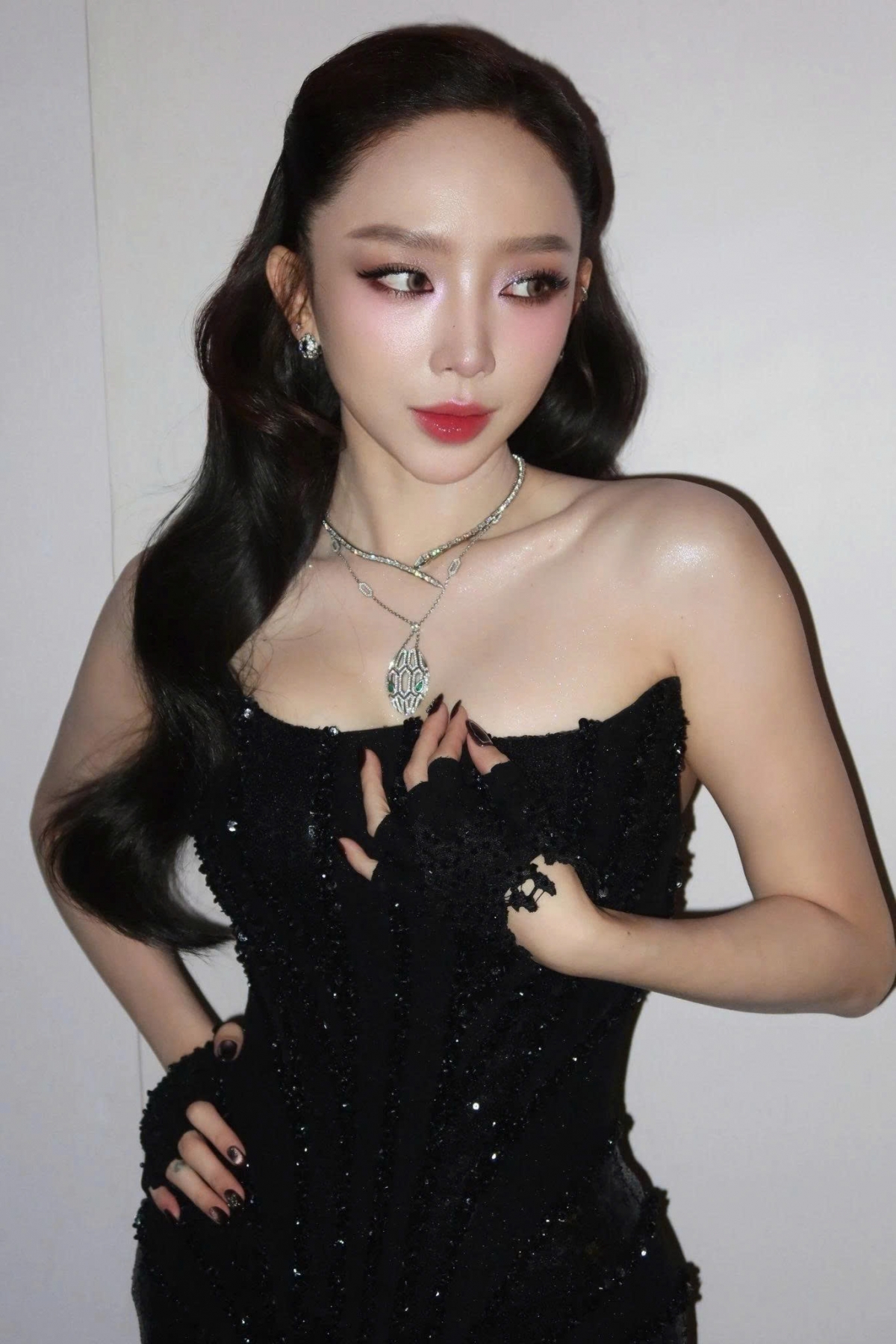 Thông qua kênh thông báo cá nhân, Tóc Tiên tâm sự cô đang trải qua giai đoạn tự ti và lo âu. Nữ ca sĩ nói cô sẽ sớm ổn trở lại.