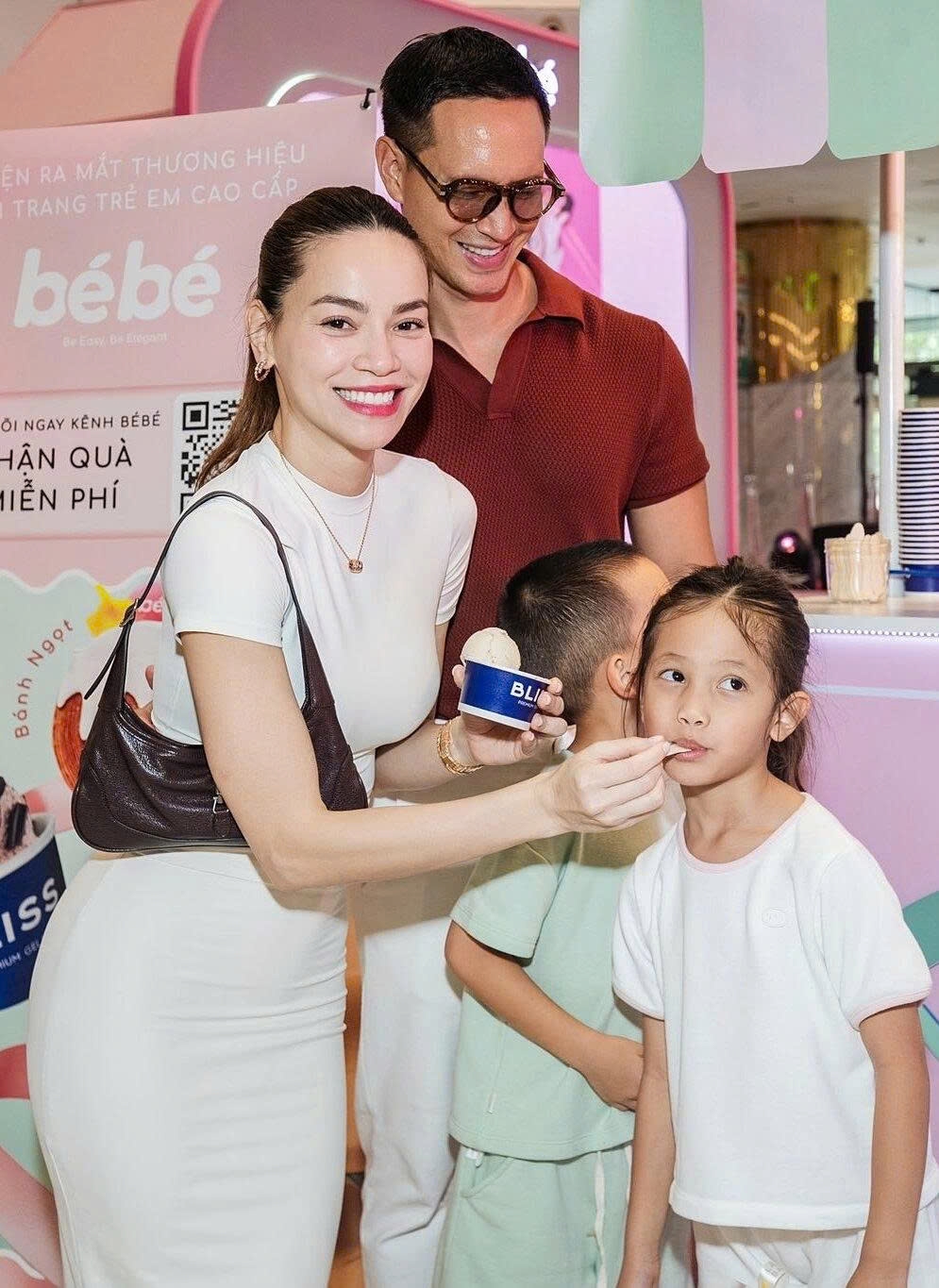 Hồ Ngọc Hà và chồng vui vẻ chăm sóc con.