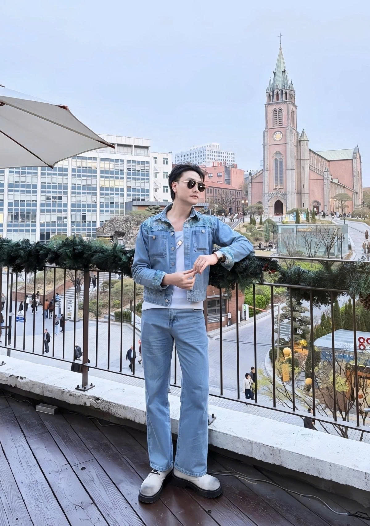 Diễn viên Trọng Lân phối đồ phong cách trẻ trung khi du lịch Hàn Quốc.