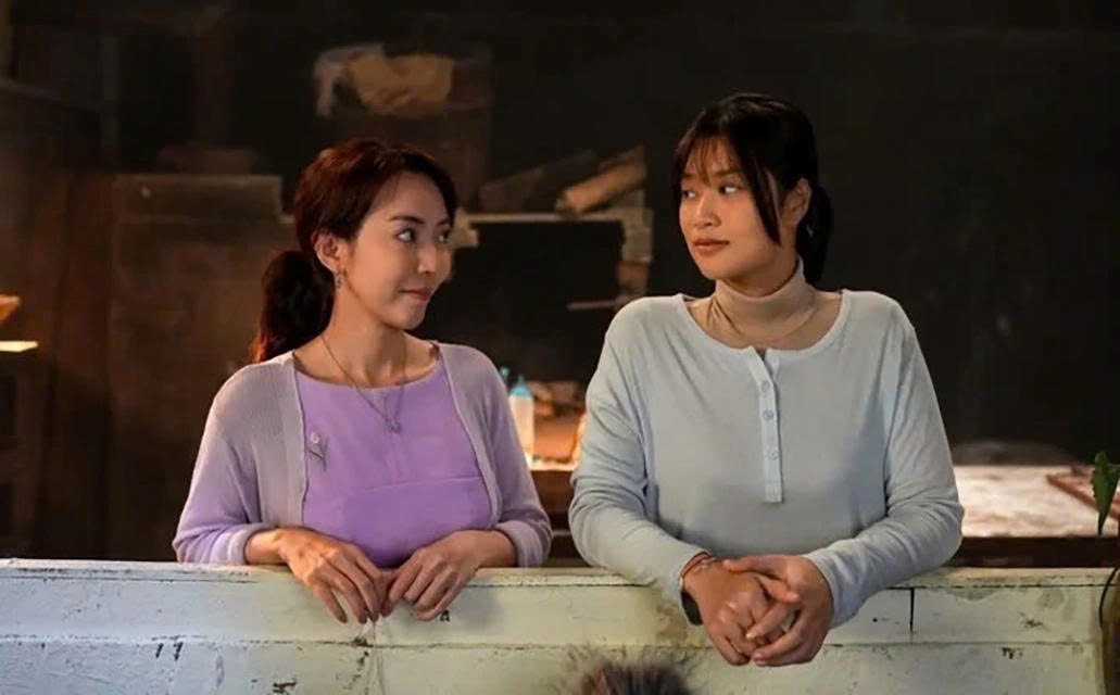 Hoa hậu Đoàn Thiên Ân (phải) trong phim "Nụ hôn bạc tỷ"