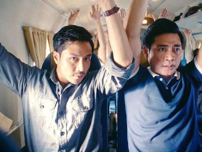 Thanh Sơn (trái) trong phim "Tử chiến trên không"