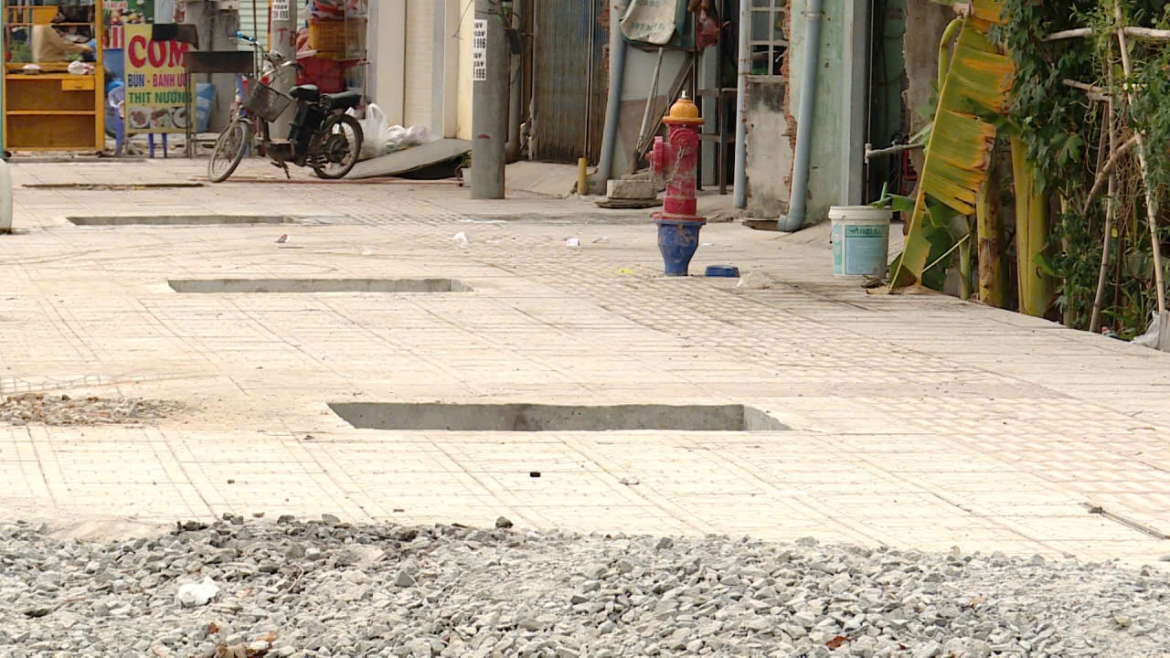 Hàng loạt hố trồng cây xanh dọc vỉa hè