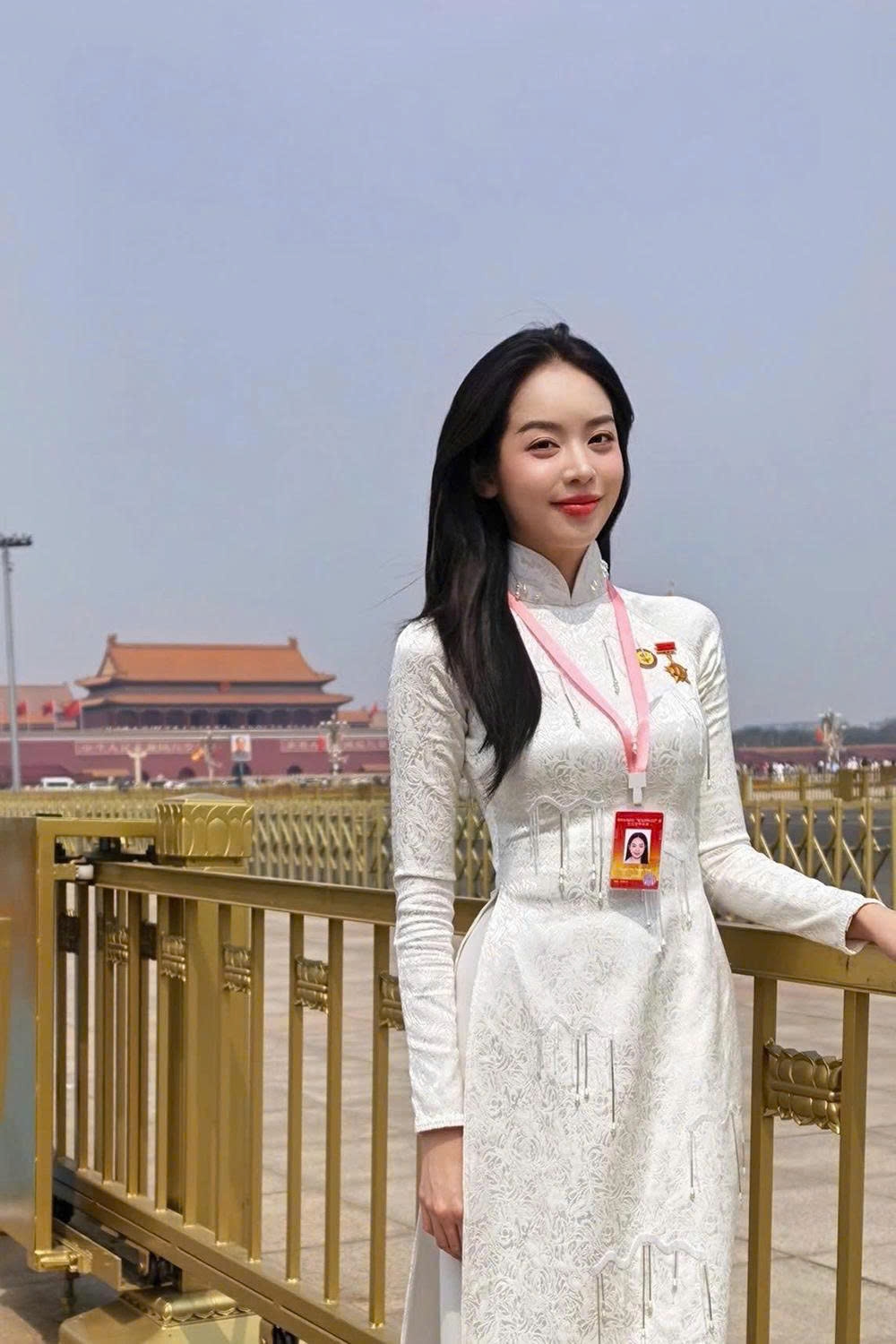 Hoa hậu Thanh Thủy diện áo dài truyền thống trong chuyến công tác, học tập tại Trung Quốc.