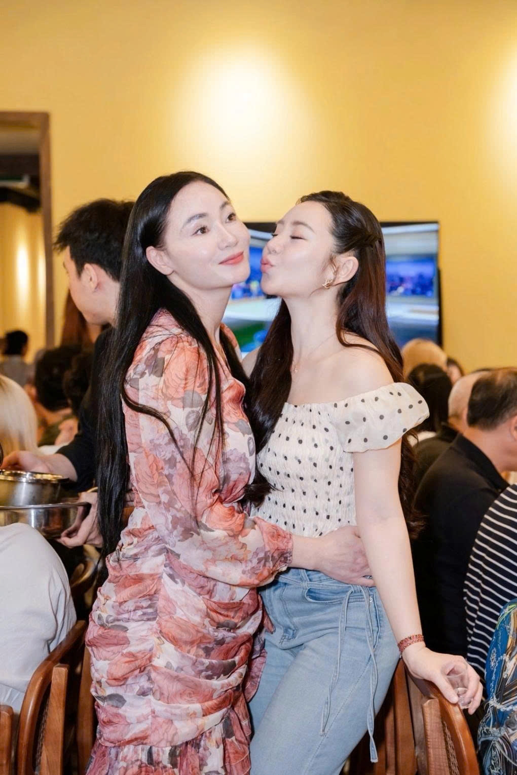 Quách Thu Phương và Quỳnh Kool thân thiết trong buổi off đoàn phim "Bước chân vào đời".