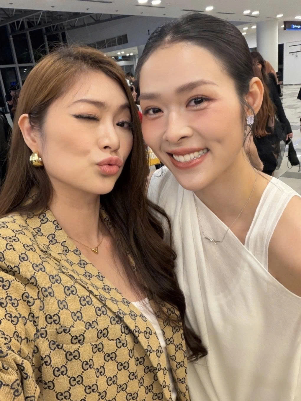 Thanh Trúc nhí nhảnh bên DIệp Bảo Ngọc khi mừng đồng nghiệp ra mắt phim mới.