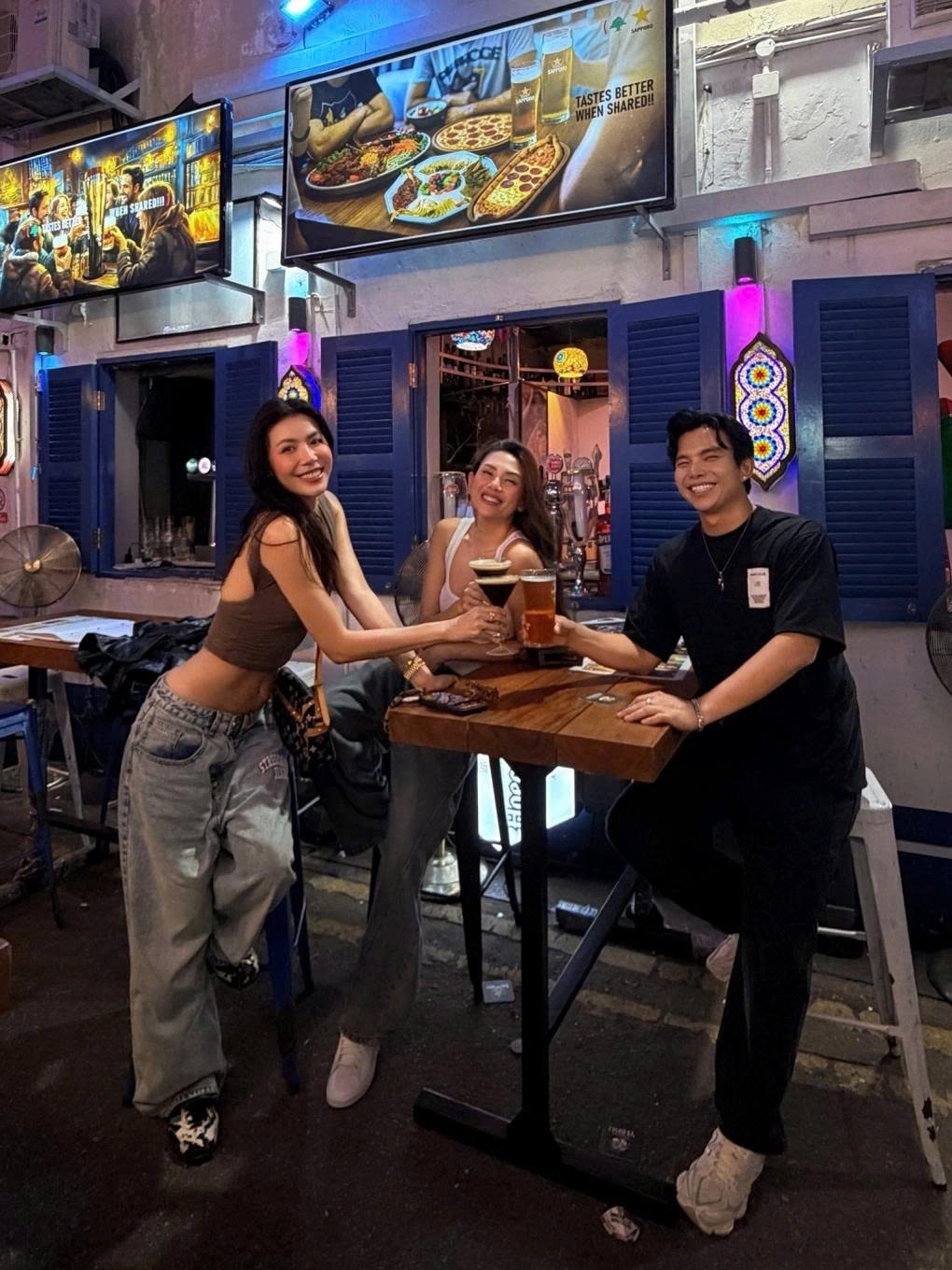 Nhóm bạn thân Minh Tú, Võ Hoàng Yến, Đỗ Long rủ nhau đi du lịch Thái Lan.