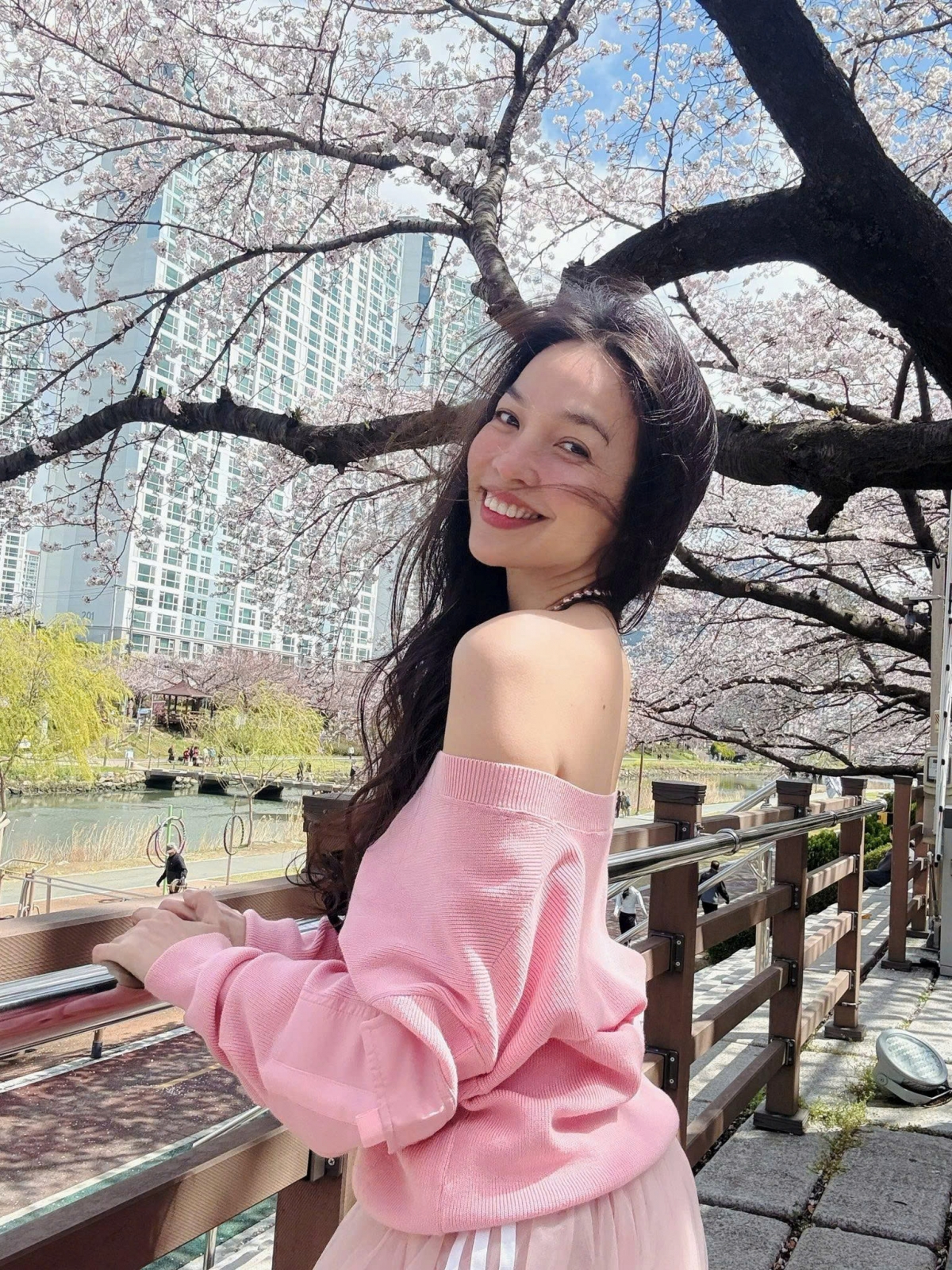 Ca sĩ Hiền Thục khoe nhan sắc trẻ trung với áo trễ vai.