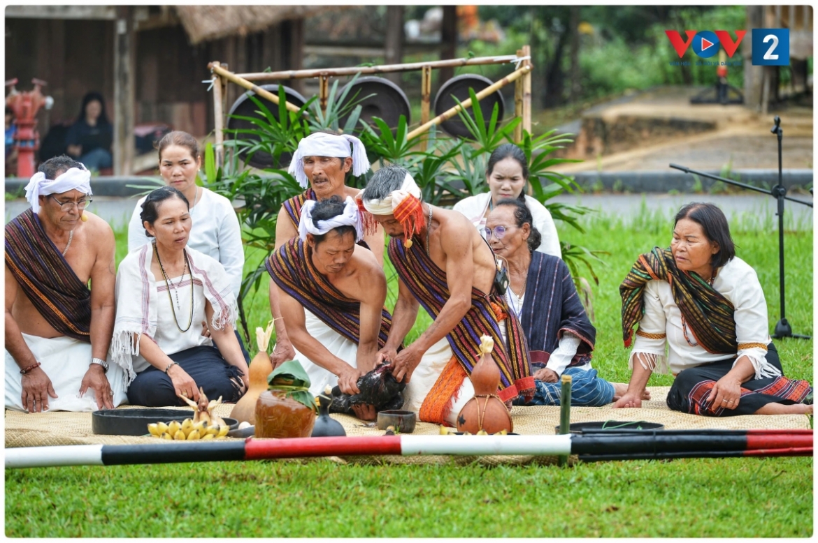 Họ chuẩn bị mâm cơm cúng Yang