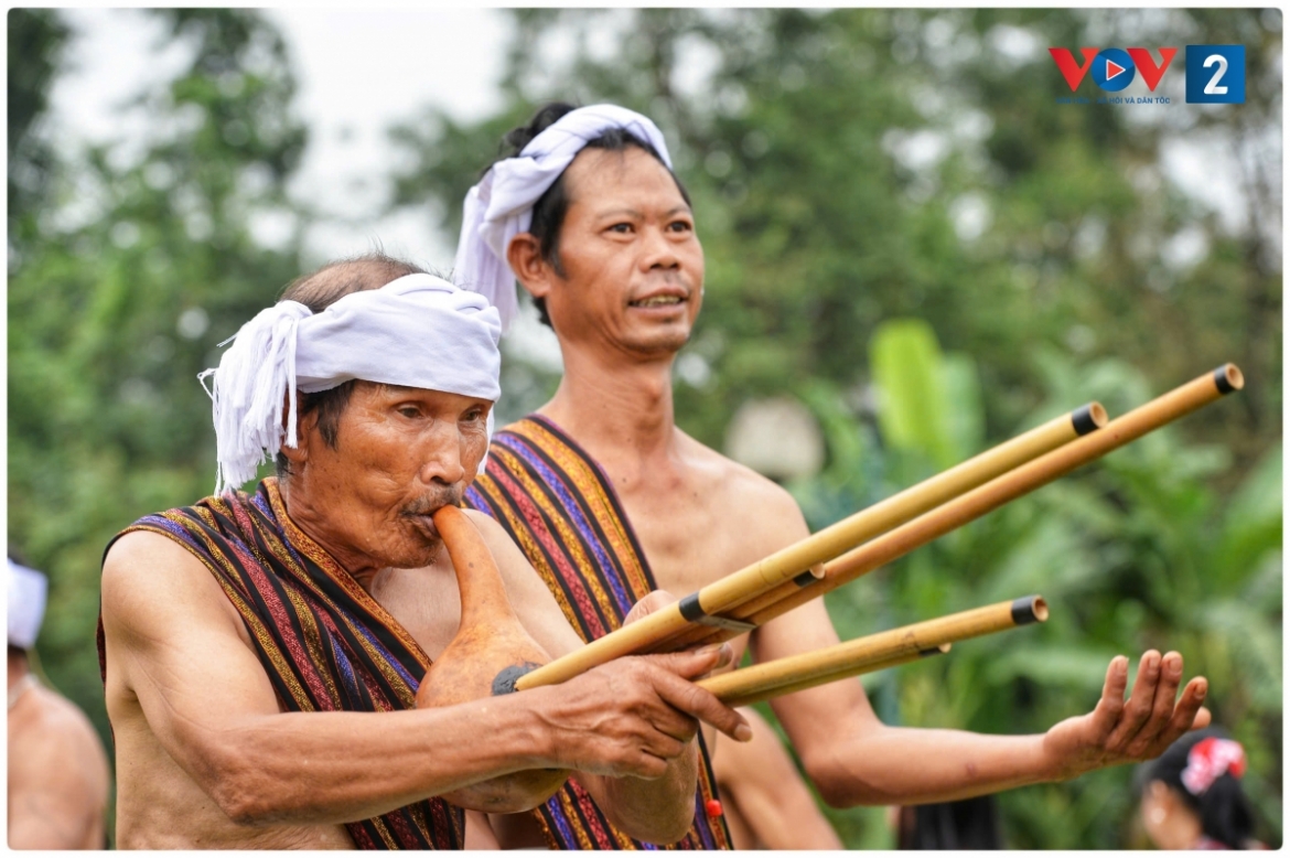 Lễ hội bắt đầu bằng tiếng khèn...