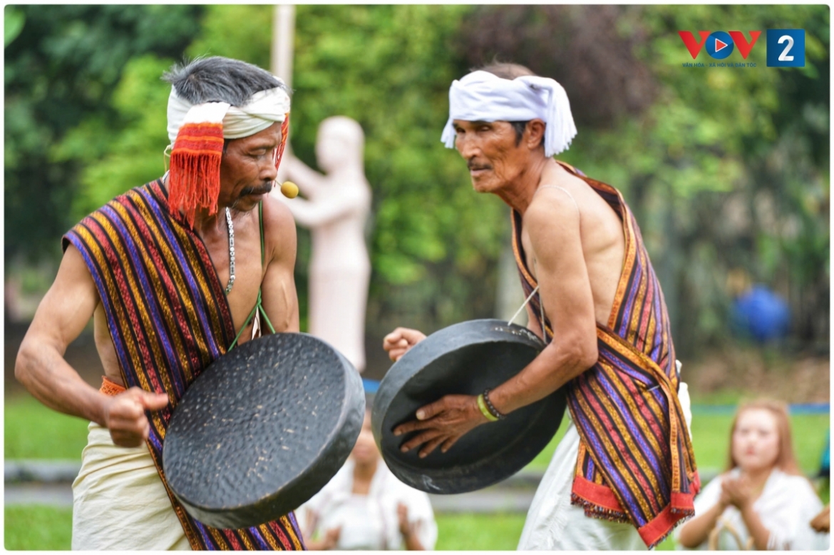 và màn đấu chiêng vô cùng đặc sắc