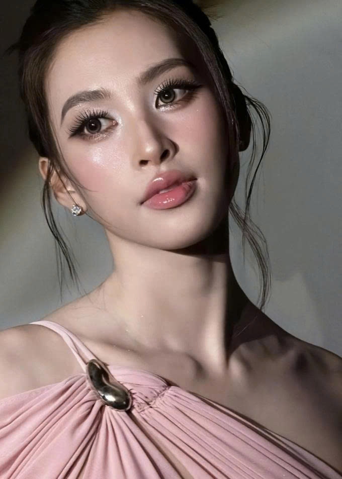 Dự sự kiện của một thương hiệu làm đẹp, Hoa hậu Tiểu Vy bị chê khả năng ứng xử vì trả lời phỏng vấn ấp úng, thiếu chuyên nghiệp.