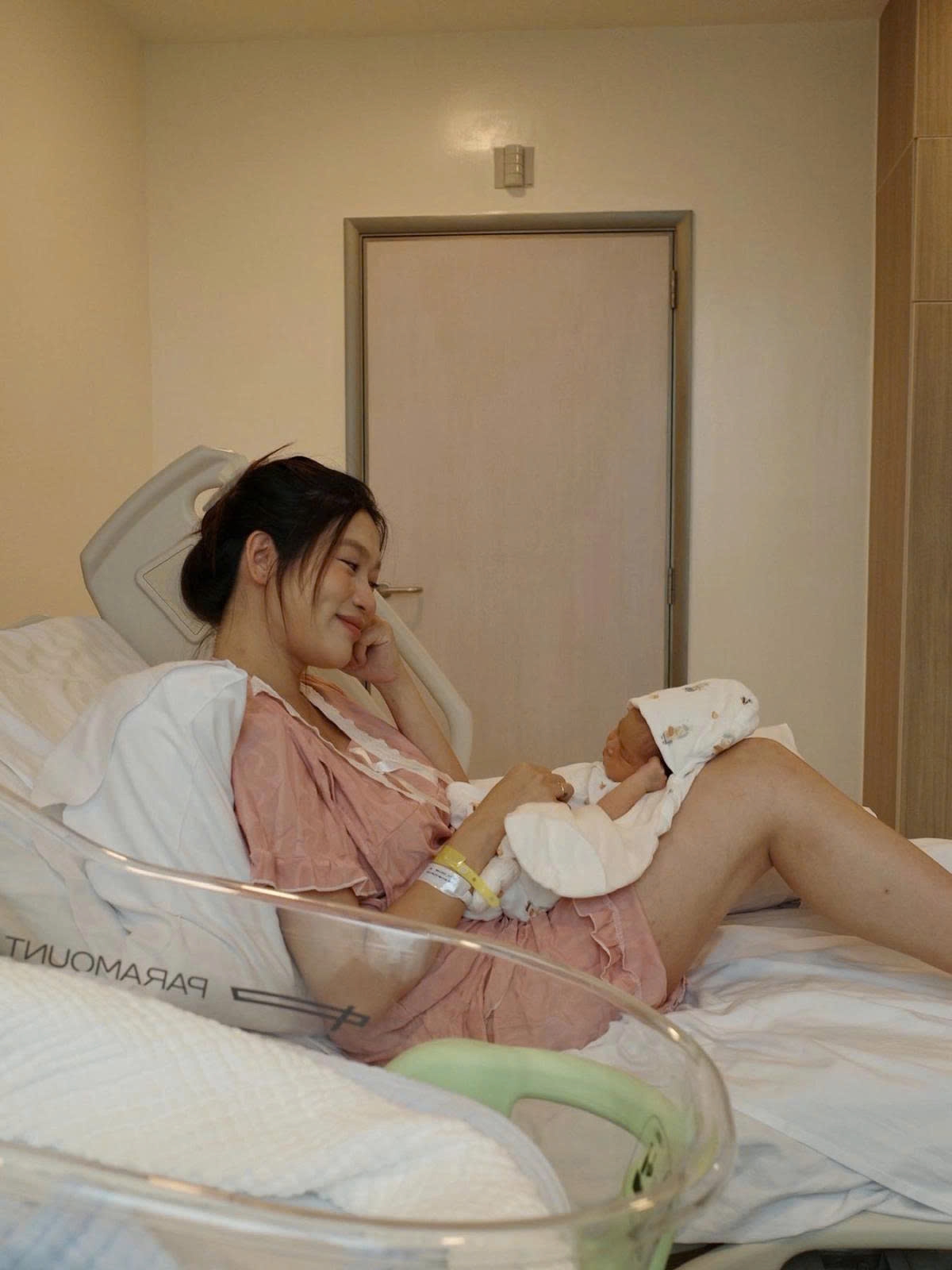 Á hậu Quỳnh Châu dí dỏm chú thích tấm hình cô ngắm con trai mới sinh: "Để con xem nào. Hóa ra đây là người phụ nữ 'bao nuôi' mình suốt 9 tháng qua. Xinh đẹp hơn cả tưởng tượng".