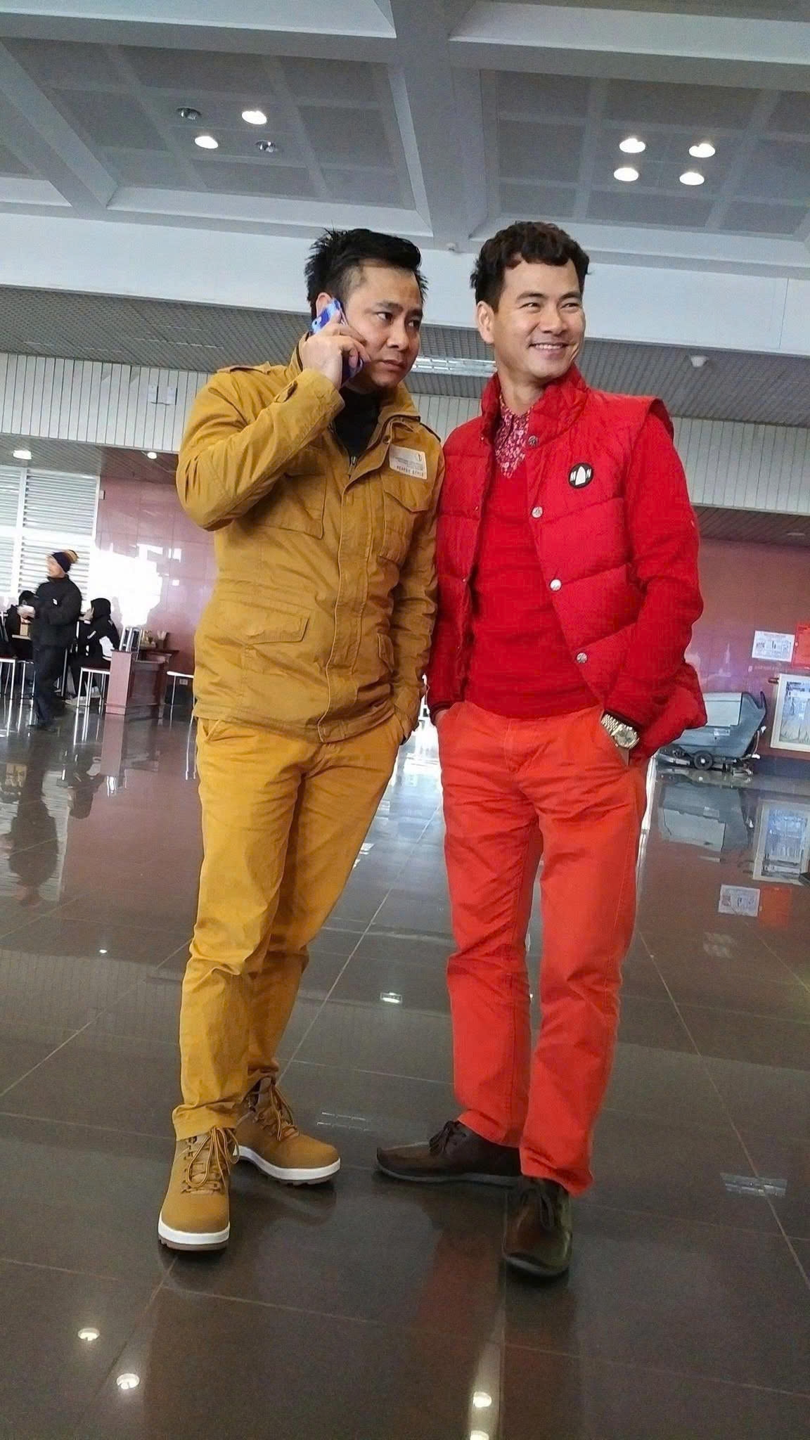 NSND Xuân Bắc đăng ảnh bên NSND Tự Long cùng chia sẻ hài hước: "Hẹn đi cùng nhau chứ không hề thảo luận gì về trang phục trước khi ra khỏi nhà. Đến nơi 2 đứa bảo đi tách nhau ra".