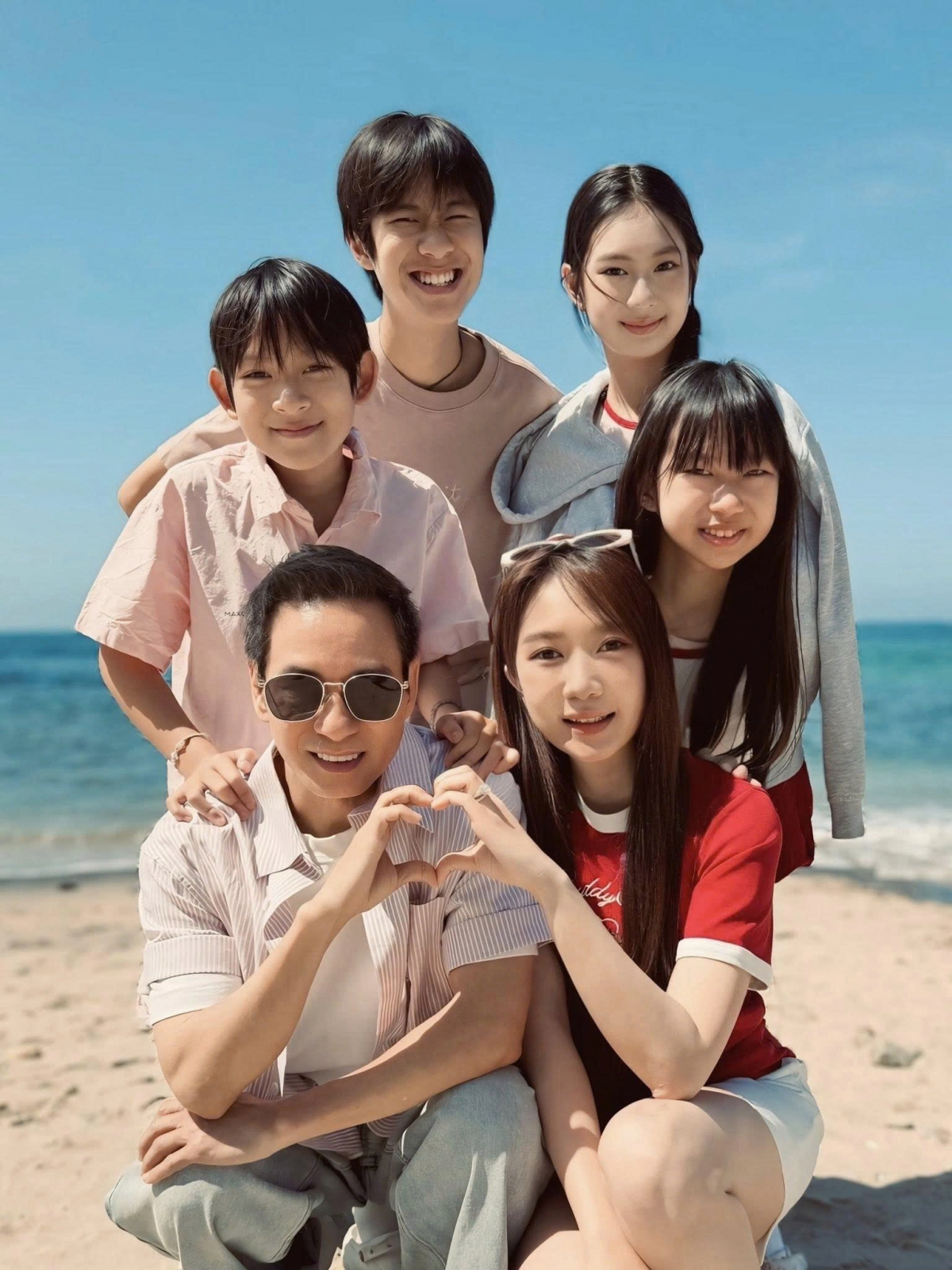 Vợ chồng đạo diễn Lý Hải - nhà sản xuất Minh Hà đưa các con đi biển.