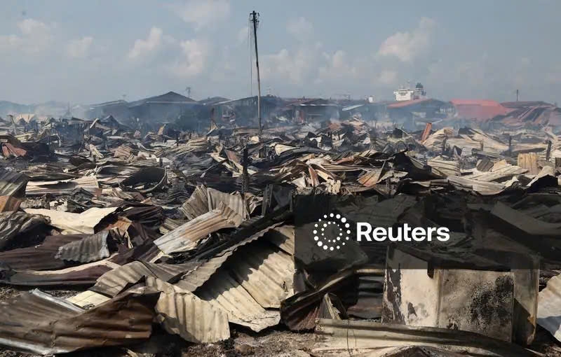 Những tàn tích của các ngôi nhà sau vụ hỏa hoạn thiêu rụi khoảng 1.000 ngôi nhà tại một làng ven biển ở Sandakan, Malaysia, ngày 19/4/2026. Ảnh: Reuters
