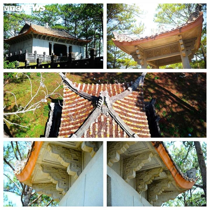 Không gian lăng mang đậm màu sắc phương Đông với bốn phần mái được vót công, gợi hình ảnh như một đóa hoa sen đang hé nở. Điều này giúp cho tổng thể lăng vẫn giữ được trọn vẹn nét thanh thoát nhưng cũng không đánh mất đi tính trang nghiêm, kín đáo cần thiết của một công trình kiến trúc tâm linh.