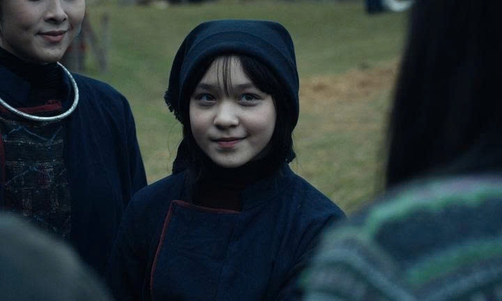 Bộ phim "Phí Phông: Quỷ máu rừng thiêng" hiện đứng đầu phòng vé Việt về doanh thu trong ngày. Tính đến ngày 22/4, tác phẩm đạt doanh thu hơn 90 tỷ đồng, sẽ sớm cán mốc doanh thu 100 tỷ đồng. Trước đó, tác phẩm đã vươn lên top 1 phim kinh dị Việt có doanh thu đặt vé trước cao nhất từ trước đến nay với 13 tỷ đồng. Phim quy tụ dàn diễn viên từ các nghệ sĩ gạo cội như NSND Bùi Bài Bình, NSƯT Quốc Tuấn, NSƯT Hạnh Thuý đến những gương mặt ăn khách phòng vé như Kiều Minh Tuấn, Diệp Bảo Ngọc, Đoàn Minh Anh... Tác phẩm cũng gây chú ý với sự góp mặt của sao nhí quốc tế Nina Nutthacha Padovan.