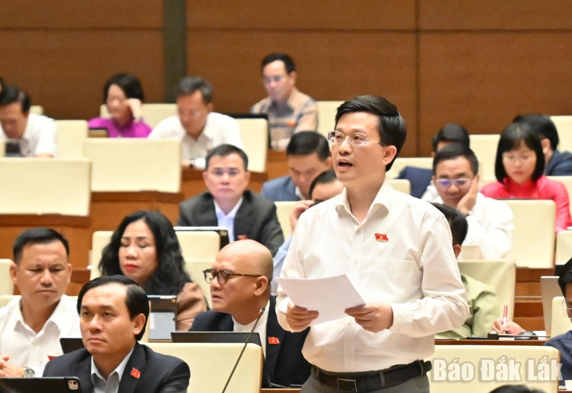 Đại biểu Đỗ Chí Nghĩa, Ủy viên là đại biểu Quốc hội hoạt động chuyên trách tại Ủy ban Văn hóa và Xã hội của Quốc hội (Đoàn ĐBQH tỉnh Đắk Lắk) thảo luận tại hội trường. Ảnh: Đoàn ĐBQH tỉnh Đắk Lắk