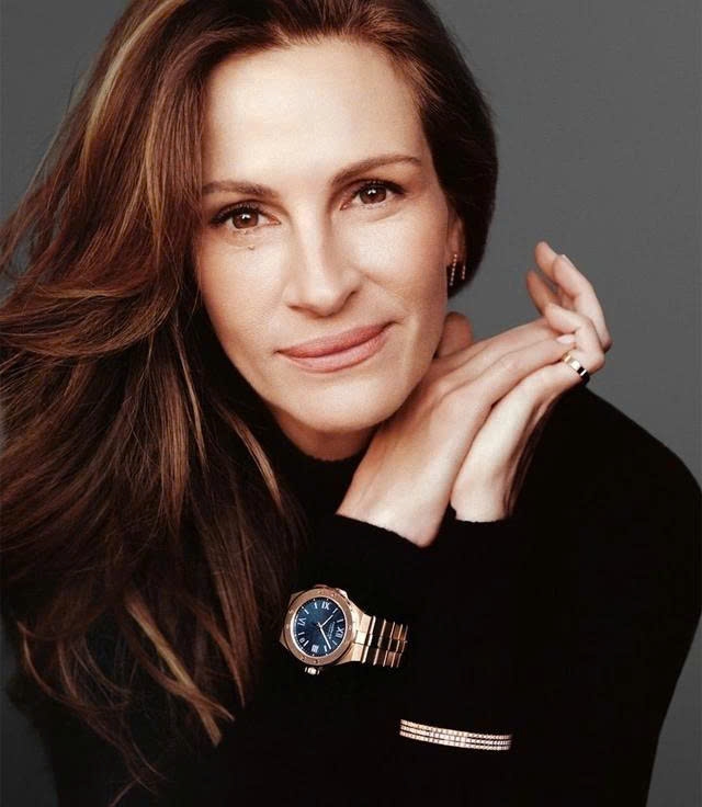 Julia Roberts từng 5 lần được tạp chí People bình chọn là người đẹp nhất thế giới, đây là kỷ lục chưa có nhan sắc nào vượt qua. Nữ diễn viên chia sẻ với People rằng cô cảm thấy rất vinh dự khi nhận được danh hiệu này. Cô tin rằng những điều tuyệt vời nhất vẫn đang chờ đợi phía trước: “Tôi nghĩ hiện tại mình đang ở đỉnh cao của sự nghiệp”.