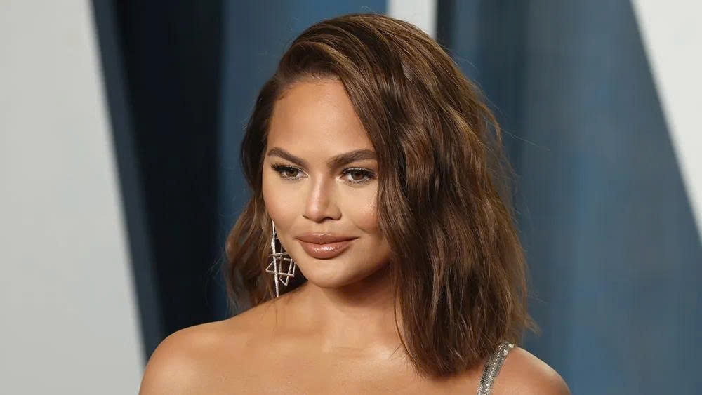 "Người đẹp nhất thế giới năm 2021" do People bình chọn gọi tên Chrissy Teigen. Trong bài phỏng vấn với tạp chí, cô đã đề cập đến nhiều chủ đề, bao gồm cả triết lý nuôi dạy con cái của mình với chồng John Legend. "Tôi là người cởi mở, tự do và tôi thích để các con được là chính mình. Đối với chúng tôi, lòng tốt là điều rất quan trọng. Khi bạn gặp các con của tôi, chúng rất ấm áp và thân thiện", nữ người mẫu chia sẻ. 