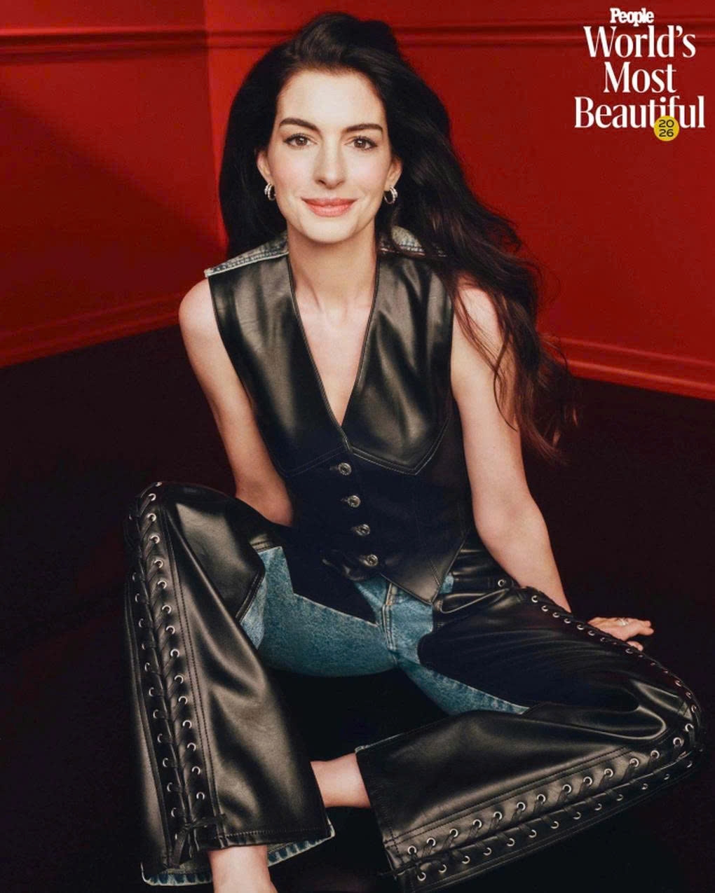 Anne Hathaway được tạp chí People bình chọn là "Người đẹp nhất thế giới năm 2026". Danh hiệu này không chỉ ghi nhận nhan sắc mà còn tôn vinh hành trình trưởng thành và bản lĩnh của nữ diễn viên. Cô đang quảng bá hai bộ phim "Devil Wears Prada 2" và "Mother Mary", đồng thời chuẩn bị cho ba dự án khác sắp ra mắt. Trả lời câu hỏi về định nghĩa vẻ đẹp là như thế nào, Anne Hathaway cho biết: "Vẻ đẹp có thể chứa đựng cả sự xấu xí, miễn là nó chứa đựng sự thật. Vì vậy, với tôi, vẻ đẹp luôn nằm ở ranh giới đó".