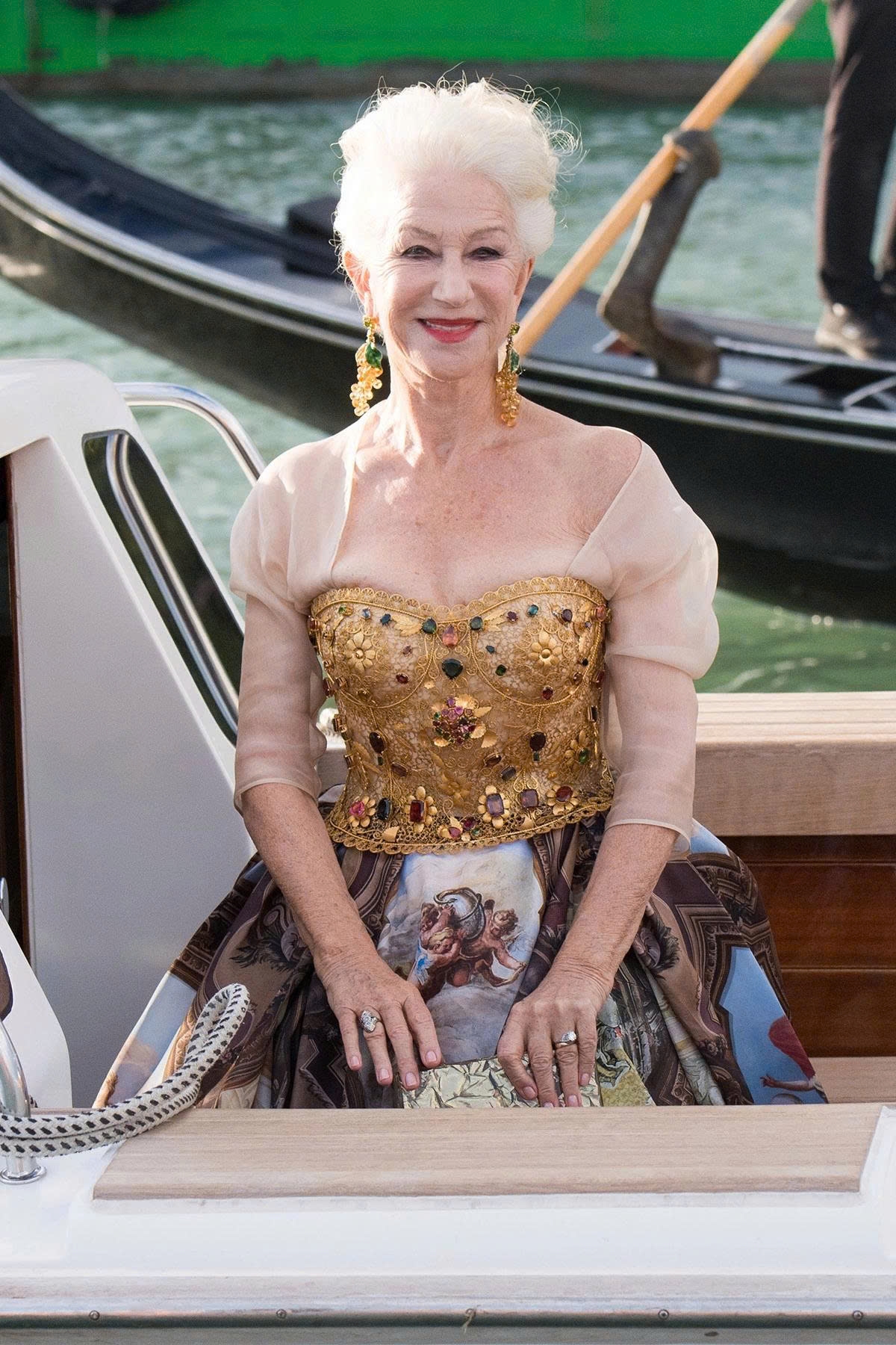 Helen Mirren là "Người đẹp nhất thế giới năm 2022" do People bình chọn. Khi Helen Mirren biết mình được chọn làm gương mặt trang bìa của ấn phẩm Beautiful Issue năm 2022 của People, bà chia sẻ: "Tôi hoàn toàn bất ngờ. Tôi chưa bao giờ tự coi mình là đẹp. Nhất là ở độ tuổi này, vì vậy tôi rất ngạc nhiên". Hiện tại, dù hơn 80 tuổi, lão bà Helen Mirren vẫn giữ được vẻ ngoài phong cách. 