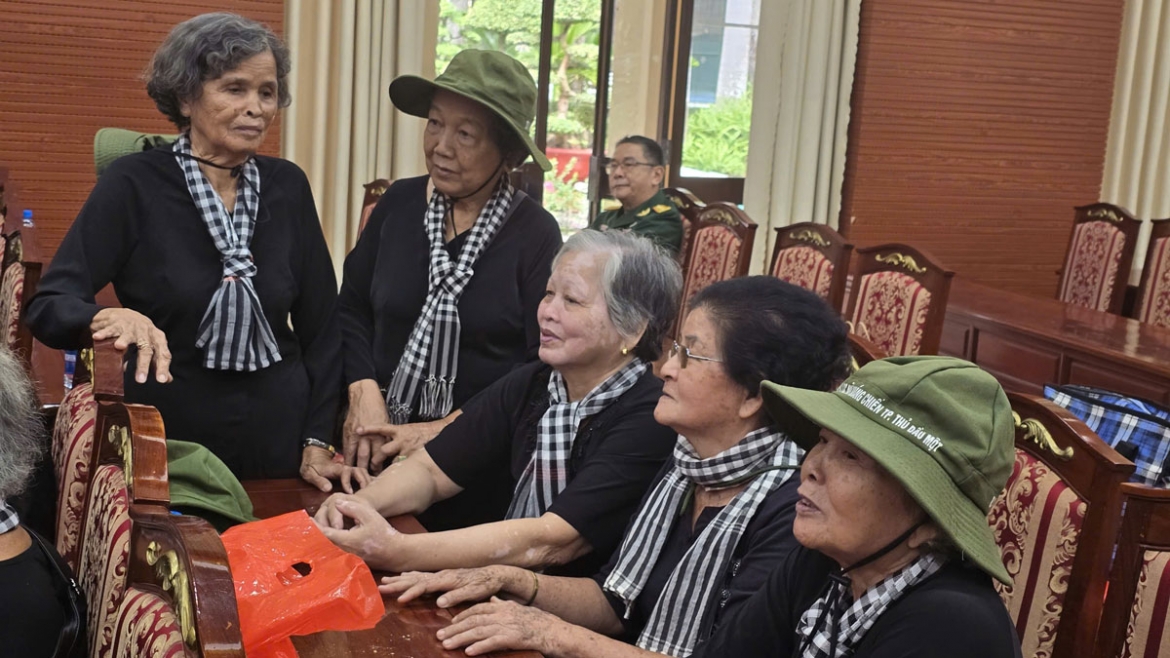 Gặp nhau sau bao nhiêu năm, nữ chiến sĩ vui mừng kể cho nhau nghe về cuộc sống gia đình