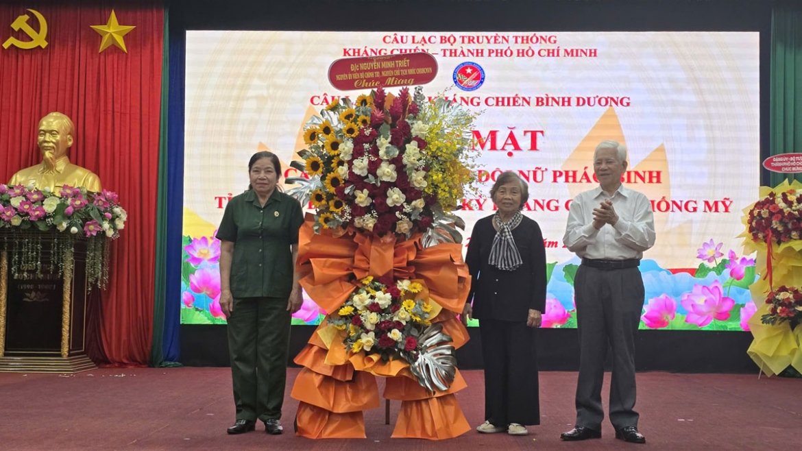 Nguyên Ủy viên Bộ Chính trị, nguyên Chủ tịch nước Nguyễn Minh Triết tặng hoa chúc mừng tại buổi họp mặt