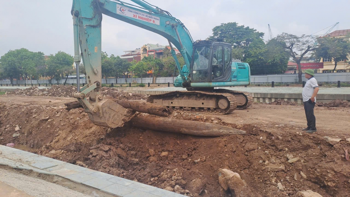 Các cọc được phát hiện trong lớp trầm tích lòng sông, ở độ sâu dưới mực nước. Ảnh: T.L