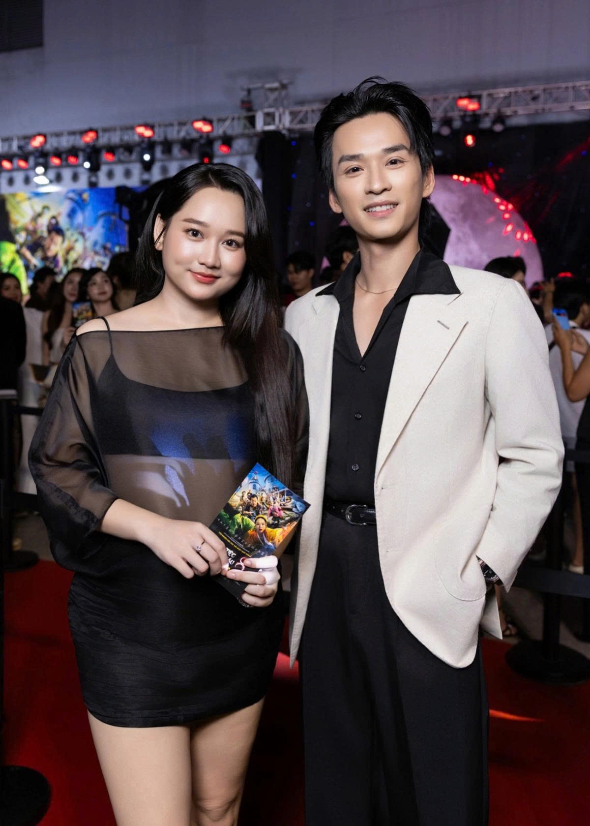 Trúc Anh và Trần Nghĩa hội ngộ trên thảm đỏ. Nam diễn viên nhận xét bạn diễn ngày càng lấy lại phong độ nhan sắc như xưa, sau thời gian tăng cân vì stress.