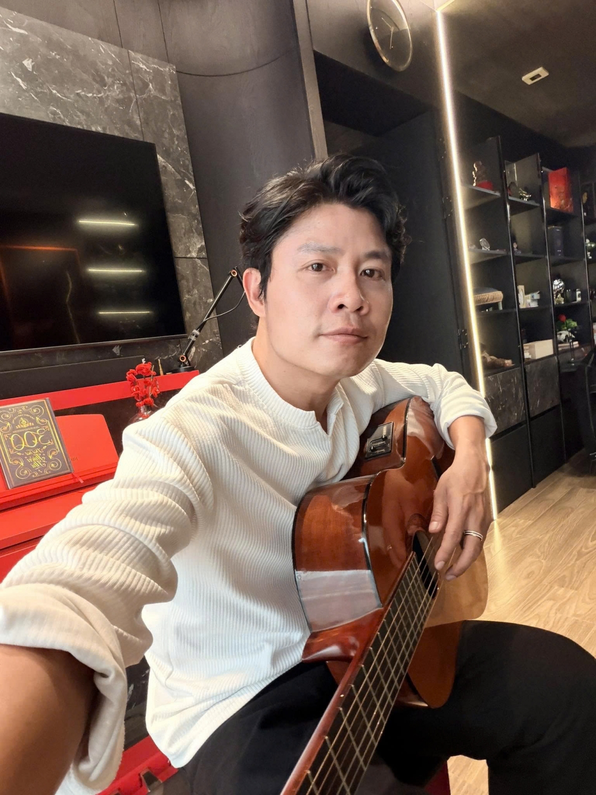 Nhạc sĩ Nguyễn Văn Chung tự tin thi môn guitar. Anh đang học đại học chính quy ngành Sư phạm âm nhạc tại Nhạc viện TP.HCM.