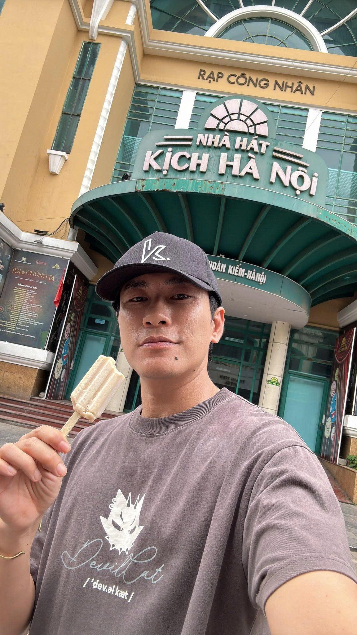 Diễn viên Kiều Minh Tuấn khoe ảnh thưởng thức kem Tràng Tiền tại Hà Nội.
