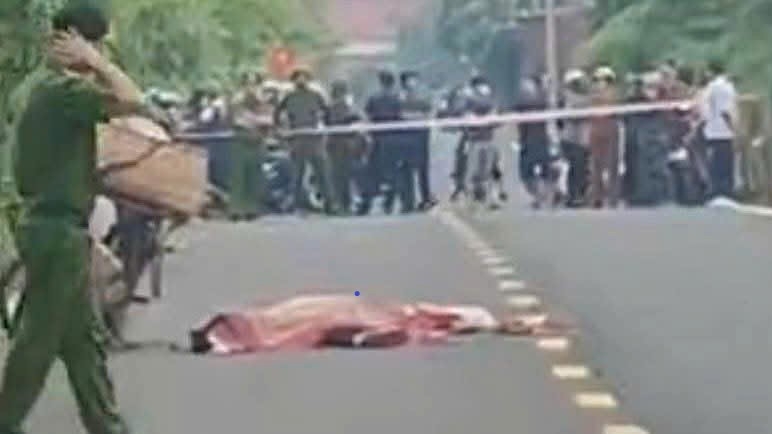 Công an phong tỏa hiện trường, điều tra nguyên nhân người phụ nữ tử vong. Ảnh: CTV