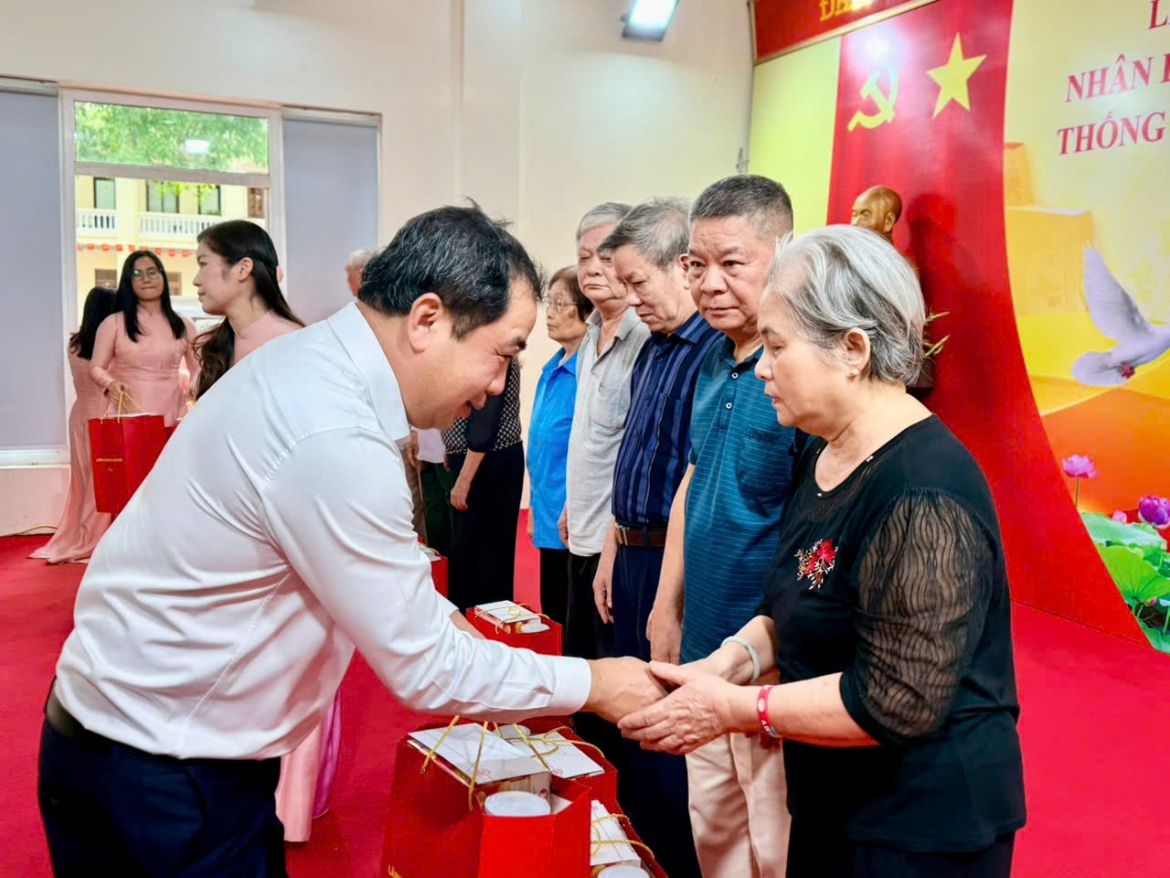 Bí thư Thành ủy Hà Nội tặng quà gia đình chính sách nhân kỷ niệm 51 năm Ngày giải phóng miền Nam thống nhất đất nước và 140 năm Ngày Quốc tế Lao động 1/5.